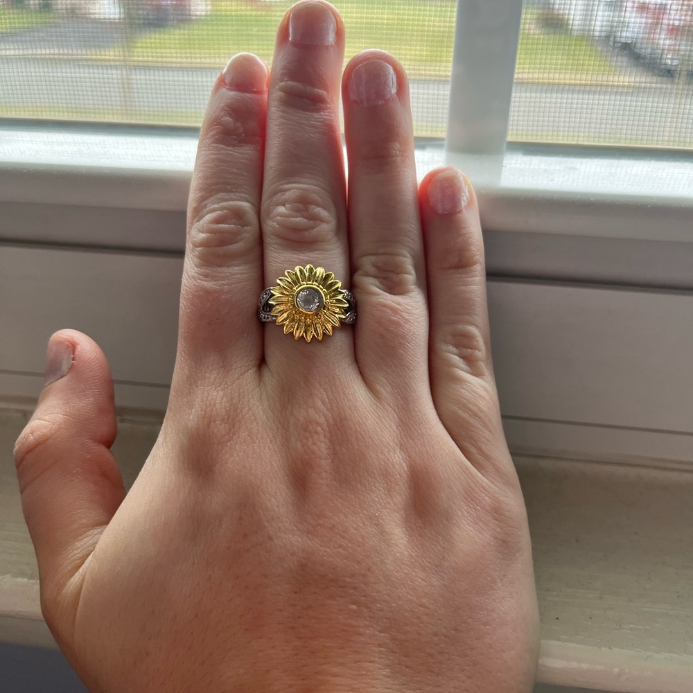 18k Sunflower Diamond Statement Ring - image 4